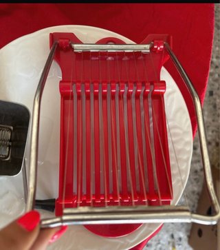 2 attrezzi cucina: affetta uova e grattugia