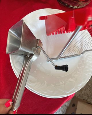 2 attrezzi cucina: affetta uova e grattugia