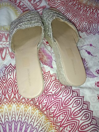 Cuñas doradas y beige
