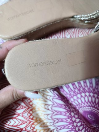 Cuñas doradas y beige