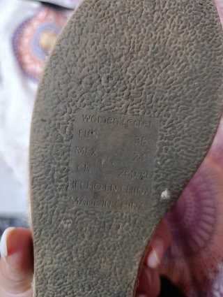 Cuñas doradas y beige
