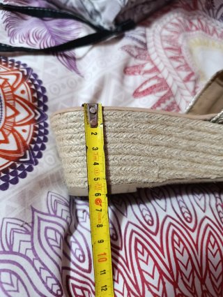 Cuñas doradas y beige