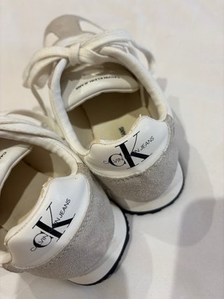 Zapatillas Calvin Klein grises y blancas de mujer