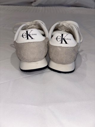 Zapatillas Calvin Klein grises y blancas de mujer