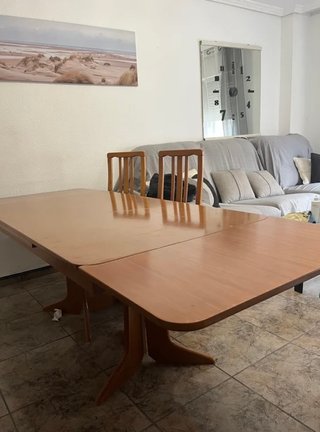 Mesa de comedor de madera