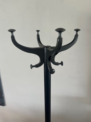 Perchero de pie negro