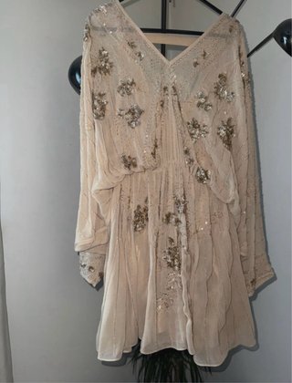 Vestido corto beige con abalorios dorados