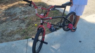 Bicicleta BMX Roja y Negra