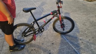 Bicicleta BMX Roja y Negra