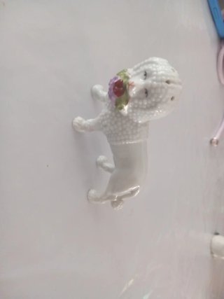 Figura perro porcelana floral