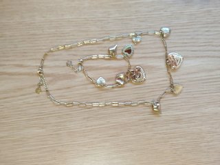 Collar y pulsera con dijes de corazón
