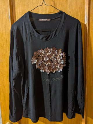 Camiseta Ray Evans negra con flores