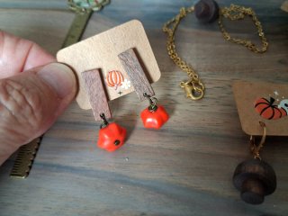 Lotto 6 paia orecchini + catenina