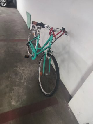 Bicicleta de paseo azul turquesa