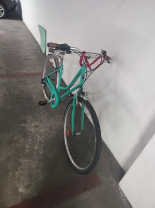 Bicicleta de paseo azul turquesa