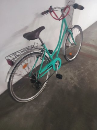 Bicicleta de paseo azul turquesa