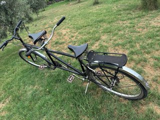 Bicicleta tándem negra