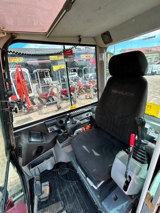 Retroexcavadora Takeuchi TB230