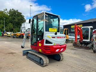 Retroexcavadora Takeuchi TB230