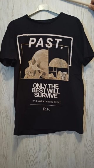 Camiseta Negra PAST. ONLY THE BEST WILL SURVIVE