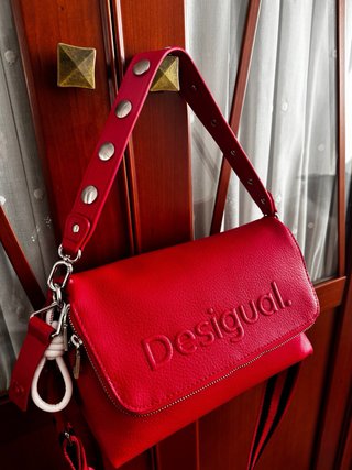 Bolso rojo marca Desigual.Buen estado como nuevo.