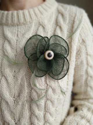 Tocado flor verde con plumas