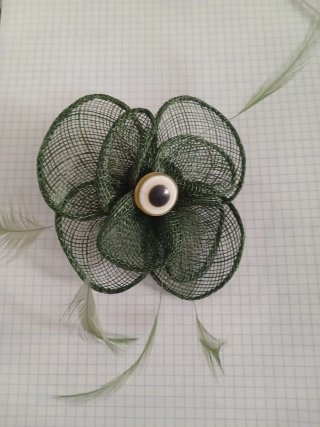 Tocado flor verde con plumas