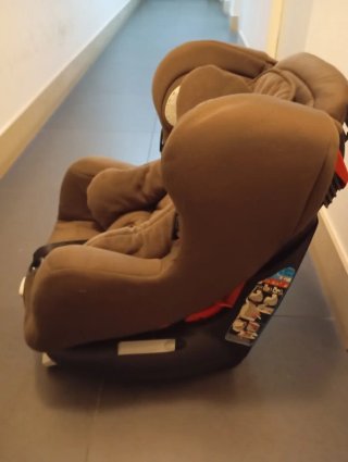 Silla de coche para bebé marrón