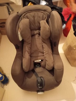 Silla de coche para bebé marrón