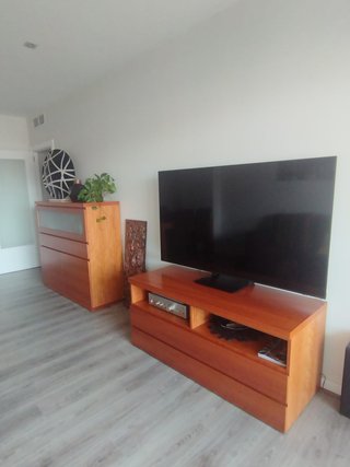 Mesa, vitrina y mueble TV madera maciza