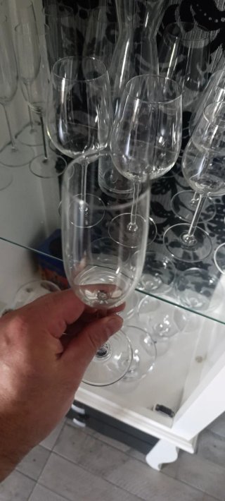 Mueble vajillero lacado con fondo tapizado.