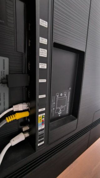 Samsung 55 Smart TV 4K con mando y caja.
