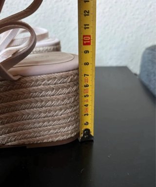 Sandalias cuña beige con tiras