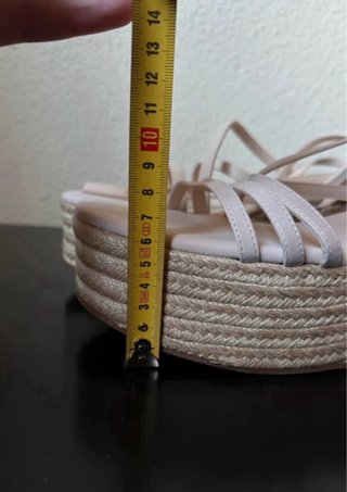 Sandalias cuña beige con tiras