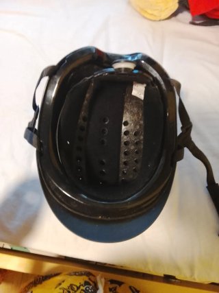 Casco ecuestre negro ventilado
