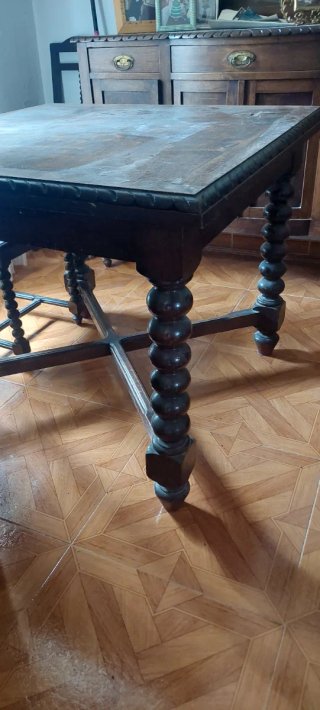 Mueble de comedor antiguo de madera.