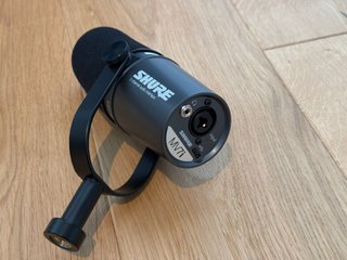 Shure MV7i + Brazo Micrófono Genesis