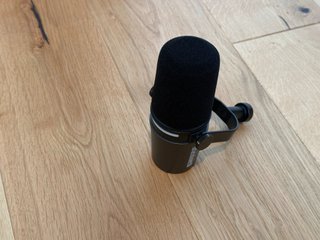 Shure MV7i + Brazo Micrófono Genesis