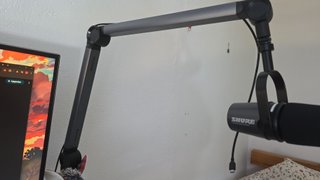 Shure MV7i + Brazo Micrófono Genesis