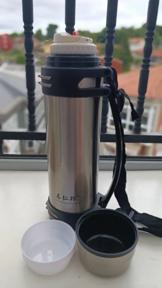 Termo de aluminio con asa y correa. Capacidad 2,5l