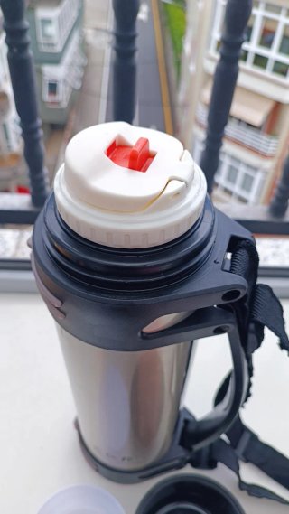 Termo de aluminio con asa y correa. Capacidad 2,5l