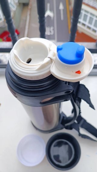 Termo de aluminio con asa y correa. Capacidad 2,5l