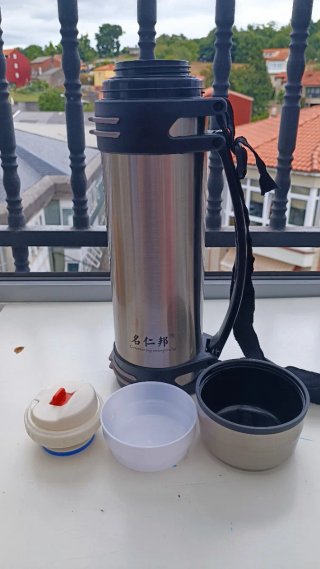 Termo de aluminio con asa y correa. Capacidad 2,5l