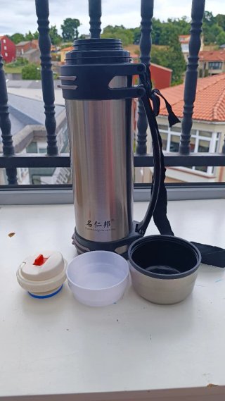 Termo de aluminio con asa y correa. Capacidad 2,5l