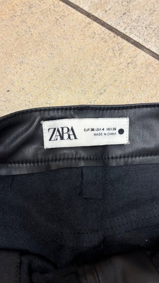 Pantalones Zara efecto piel negros
