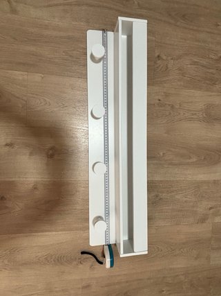 Perchero de madera blanco con estante