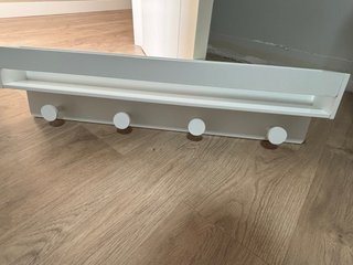 Perchero de madera blanco con estante