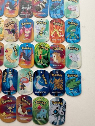 Lote 49 metal tags Pokémon