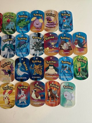 Lote 38 metal tags Pokémon