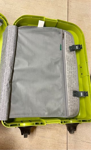 Maleta de viaje verde